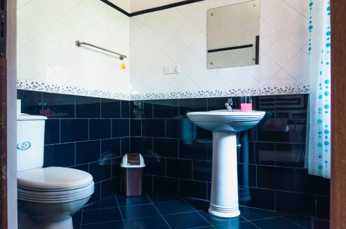 卡图纳耶克Hostel First Katunayake的蓝色瓷砖浴室设有卫生间和水槽