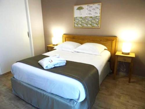 马恩河畔维列多米蒂斯蓝葡萄公寓的一间卧室配有一张带两个白色枕头的床