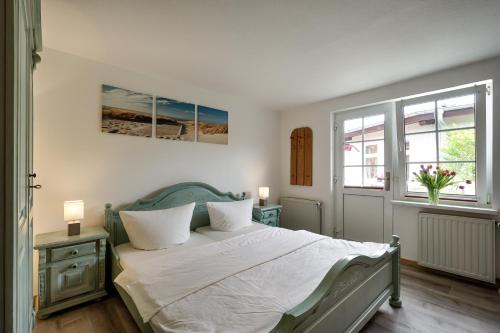 普雷罗Appartementhaus Bergstraße的一间卧室设有一张床和一个窗口