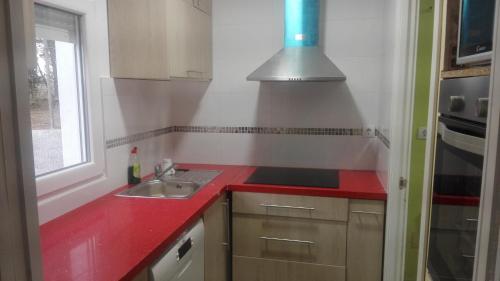 RetortaCasa Castrelo的厨房配有水槽和红色台面