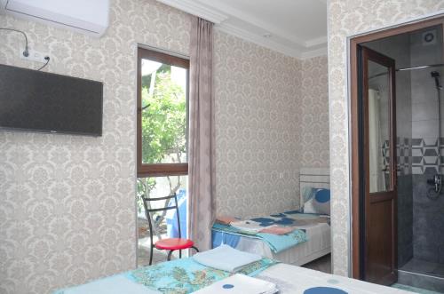 库塔伊西库塔伊西最佳酒店的客房设有两张床和窗户。