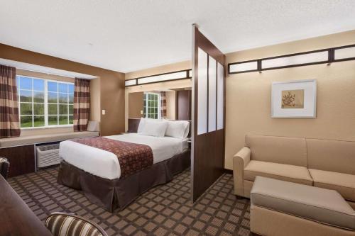 Sayre宾夕法尼亚塞尔麦克罗特酒店&套房的酒店客房,配有床和沙发