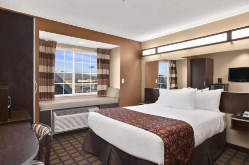 Sayre宾夕法尼亚塞尔麦克罗特酒店&套房的一间设有大床和窗户的酒店客房