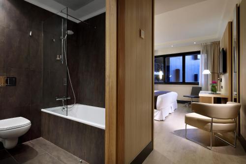 毕尔巴鄂毕尔巴鄂西方酒店的带浴缸、卫生间和盥洗盆的浴室