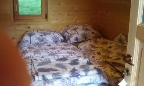 Hrašefarmglamping Planika - Encijan的小房间设有一张床和两个枕头