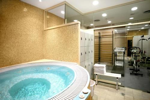 巴尔斯瓦尔斯格调酒店的客房内的浴室设有大浴缸