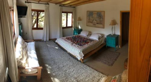 Monte GrandeCasa Higuera en MonteGrande的一间卧室设有两张床和两个窗户。
