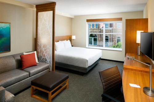 萨姆特萨姆特市中心凯悦嘉轩酒店的酒店客房,配有床和沙发