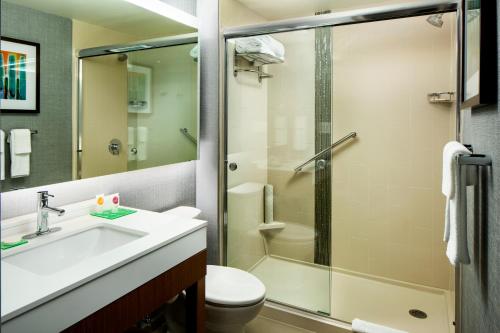 萨姆特萨姆特市中心凯悦嘉轩酒店的带淋浴、盥洗盆和卫生间的浴室