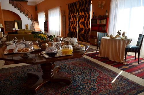 VitiglianoCasa del Tabacco的客厅配有餐桌和食物