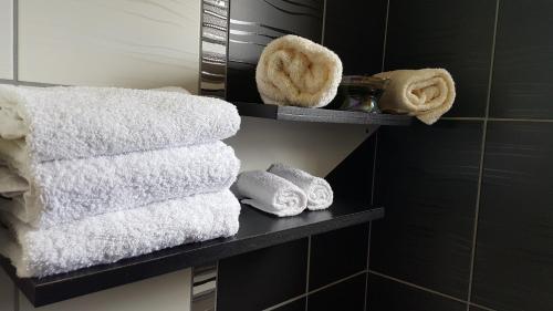 维索科Luxury house "Heart of Nature" Visoko的浴室架子上的一大堆毛巾