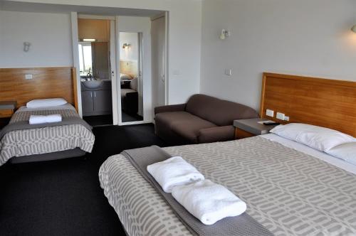 阿波罗湾辉煌海景汽车旅馆的酒店客房,设有两张床和一张沙发