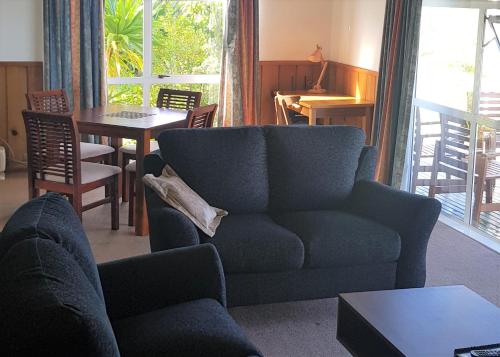 彭特派因Seaview Norfolk Island的客厅配有蓝色的沙发和桌子