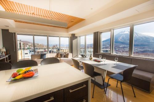二世古阿尔卑斯山岭酒店的客房设有桌椅和窗户。