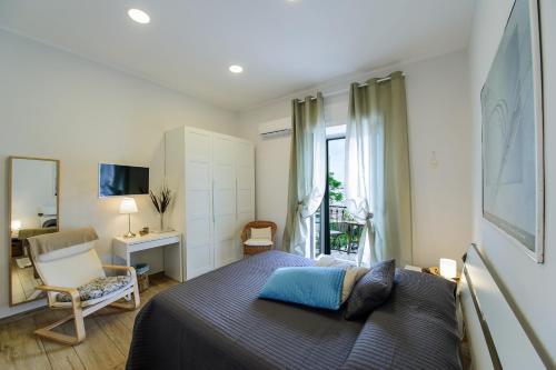 萨莱诺MARGHERITA's Apartment的一间卧室配有一张床、一把椅子和一张书桌