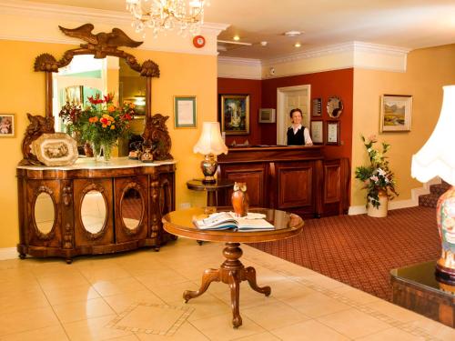 基拉尼伯爵宫酒店的一位女士,坐在带桌子和镜子的房间