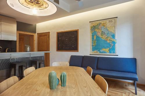 维罗纳Casa Spinetta Malaspina - Verona Apartments的一间带桌子和蓝色沙发的用餐室