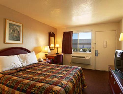 维克多维尔公园大道套房酒店的酒店客房设有床和窗户。