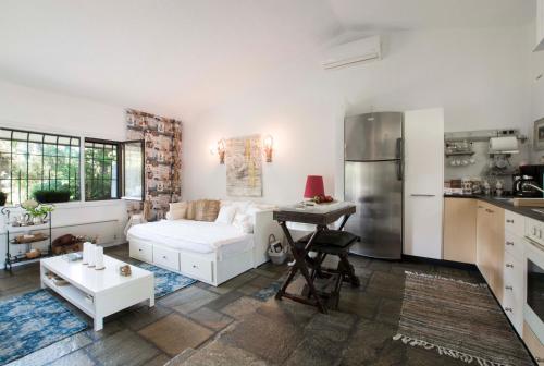 撒尼海滩Villa Irini in Sani的一间带白色沙发的客厅和一间厨房