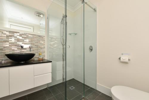 勒弗戴尔洛夫戴尔玛波尔度假屋的一间带玻璃淋浴和水槽的浴室