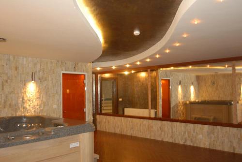 塞伊内Hotel Skarpa的一间带水槽和大镜子的浴室