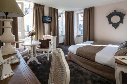 迪南阿尔沃尔酒店 - 阿尔沃尔旅馆的酒店客房带一张床、一张桌子和椅子