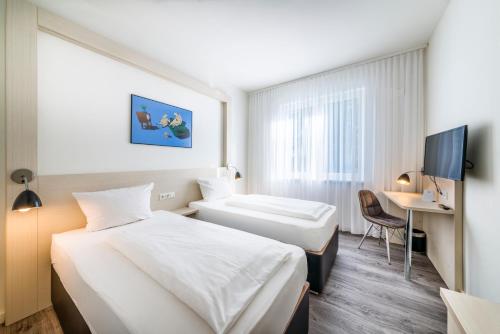 辛根艺术与风格旅舍的酒店客房配有两张床和一张书桌