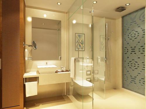 孟买萨赫勒酒店的浴室配有卫生间、盥洗盆和淋浴。