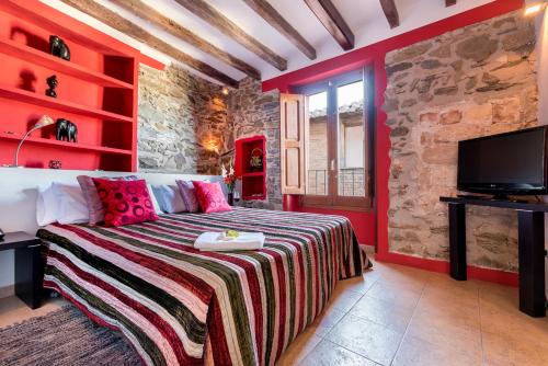 格拉塔略普斯卡尔罗普酒店的红色卧室设有1张床和1台电视