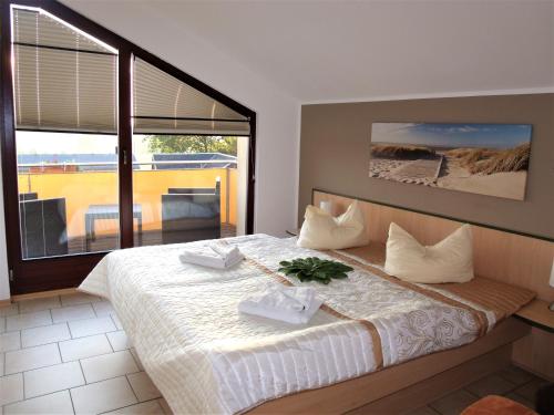 赛巴特班森Hotel Bergmühle的一间卧室设有一张床和一个大窗户