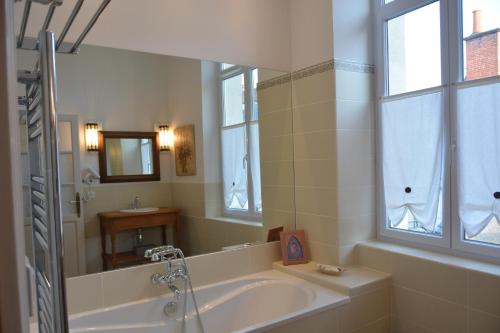 佩里格Villa Vesone的带浴缸、水槽和镜子的浴室