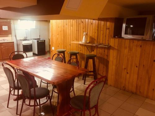 尼赖吉哈佐若莎卡特酒店的一间带木桌和椅子的用餐室