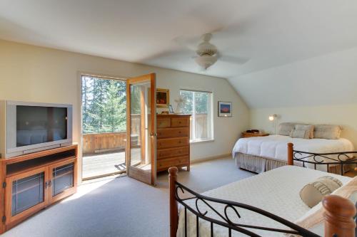 兰里Goss Lake Getaway的一间带两张床和电视的客厅