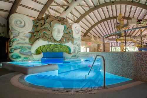 德鲁斯基宁凯立陶宛祖基亚SPA服务式公寓大酒店的一座带大型雕像的度假村内的游泳池