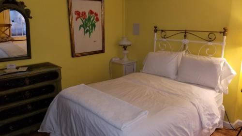 纽约Incentra Village Hotel的卧室配有白色的床和镜子