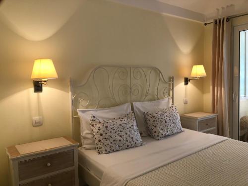 斯韦蒂·斯特凡Guest House Sea Breeze的一间卧室配有一张带枕头的床和两盏灯。