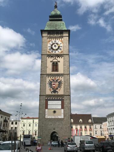 恩斯Exquisites Übernachten in der ältesten Stadt Österreichs的一座高大的钟楼,上面有钟