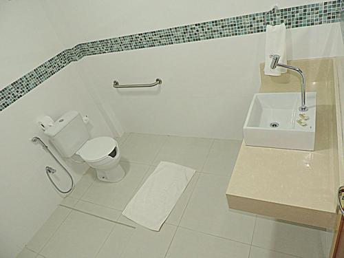 Campo VerdeHotel Pequeno Mundo 2的白色的浴室设有卫生间和水槽。