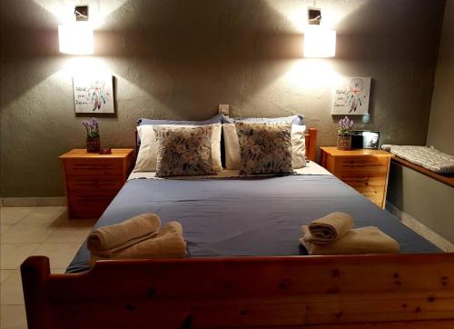 塞尔马Stergiou Rooms的一间卧室配有一张大床和毛巾