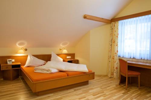 高山温泉公寓酒店客房内的一张或多张床位