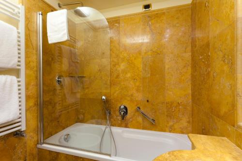 阿尔科德伽酒店的一间浴室