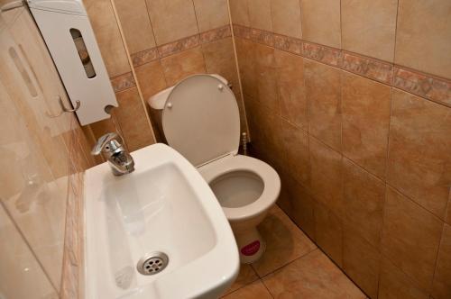 索非亚Hostel Mostel Hub Rooms and Apartments的一间带卫生间和水槽的浴室