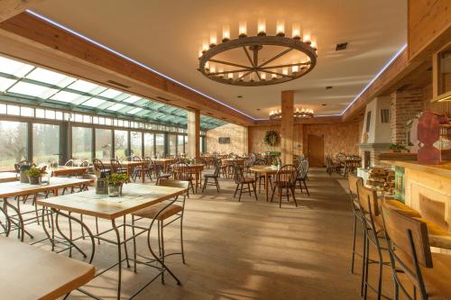 施坦贝尔格湖畔贝格奥夫基辛POST酒店的一间带桌椅和吊灯的餐厅