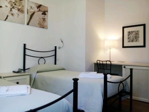 耶西露蔻尼阿非卡米酒店的一间卧室配有两张床、一张桌子和一把椅子