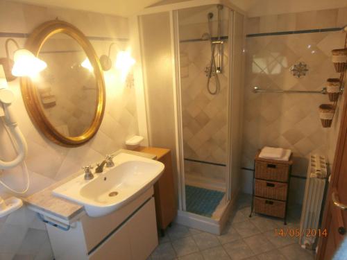 卡波利韦里Villatramontistella的一间带水槽和淋浴的浴室