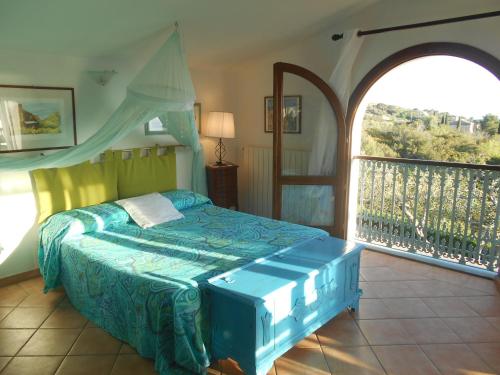 卡波利韦里Villatramontistella的一间卧室设有一张床和一个阳台