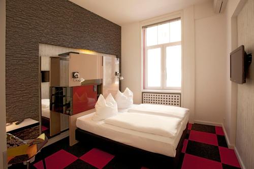美因河畔法兰克福克里斯托尔法兰克福市酒店的卧室配有白色的床和窗户。