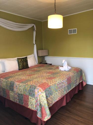 尼亚加拉瀑布尼亚加拉大瀑布雷克斯汽车旅馆的一间卧室配有床,床上装有被子