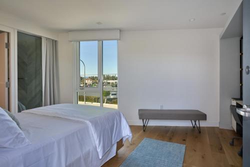 洛杉矶马尤米酒店的一间卧室配有一张床、一张桌子和一个窗户。