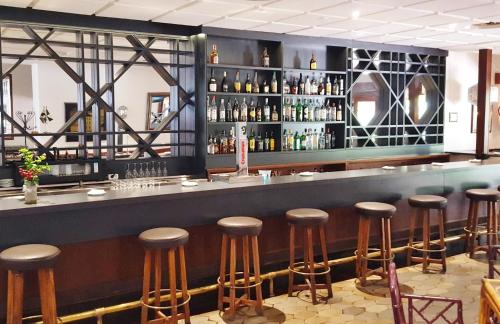 休达帕拉多尔楚塔酒店的餐厅内带棕色凳子的酒吧